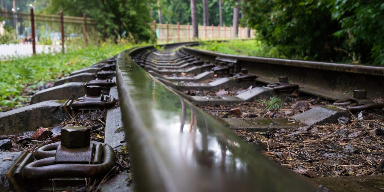 ¿Cuáles son los tratamientos superficiales más adecuados en el sector ferroviario?