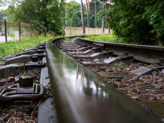 ¿Cuáles son los tratamientos superficiales más adecuados en el sector ferroviario?